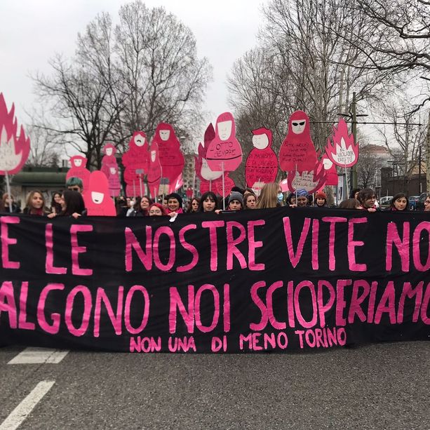 Non una di meno, al via lo sciopero femminista: &quot;Stop a violenze domestiche e nei luoghi di lavoro&quot; [FOTO e VIDEO]
