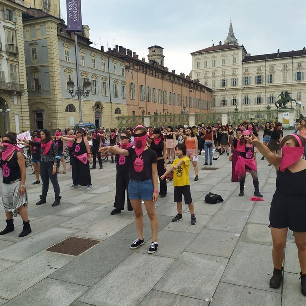Non una di meno si prende Piazza Castello: “Sì alla ripartenza, no all'oppressione delle donne” (FOTO e VIDEO)