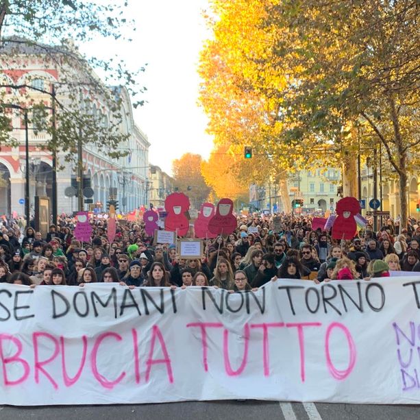 In migliaia al corteo di 'Non una di meno' per Giulia Cecchettin: &quot;Se domani non torno tu brucia tutto&quot;