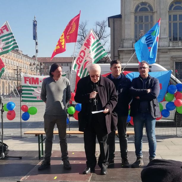 Anche Nosiglia al presidio di piazza Castello per &quot;48 ore contro la crisi&quot;: &quot;Stupito dal silenzio imbarazzato di tanti, su queste situazioni&quot; [FOTO]