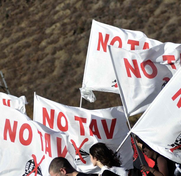 Tav, notte di disordini e proteste al cantiere di Chiomonte: la polizia interviene con i lacrimogeni