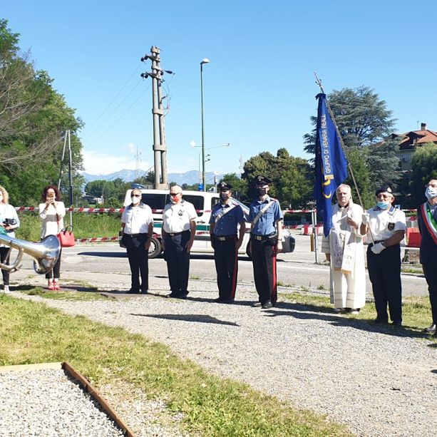 Venaria, Anmi e bandiere a festa con l'asta restaurata in Lungo Marinai d’Italia [VIDEO]