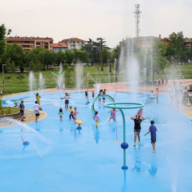 Parco Di Vittorio, a Mirafiori l'estate porta un mini parco acquatico (dove c'era il laghetto) [FOTO]