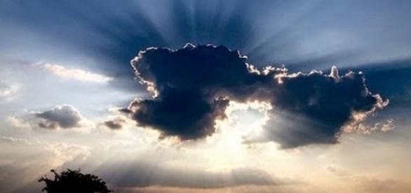 Oggi e domani temporali e temperature più basse, ma domenica torna il sole