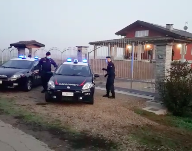 Dramma a Carignano, uomo spara e uccide moglie e un figlio prima di togliersi la vita: grave anche l’altra figlia