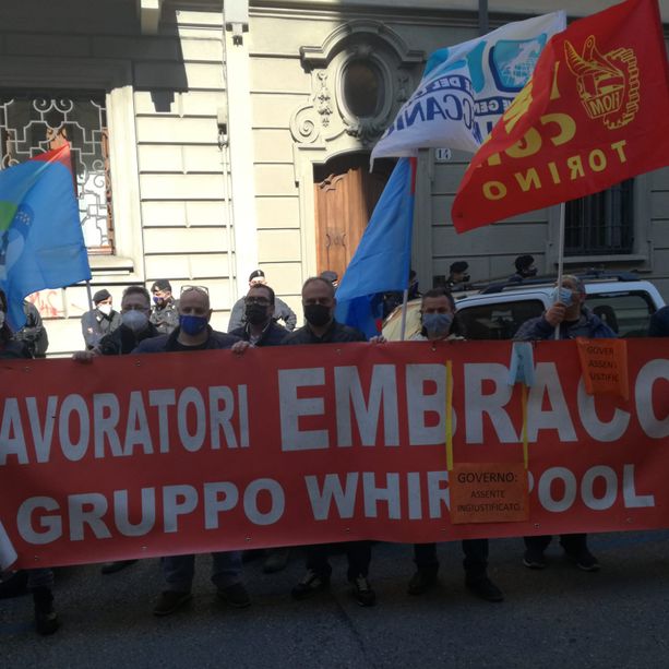 Ex Embraco, a tre giorni dalla fine gli operai &quot;assediano&quot; la curatela: &quot;Chiedete la cassa integrazione&quot; [FOTO e VIDEO]