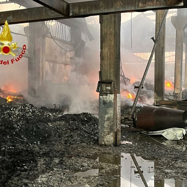 Beinasco, proseguono i lavori per la messa in sicurezza dopo l'incendio. Ma c'è il pericolo crolli