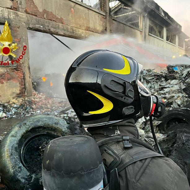 Incendio Beinasco, corto circuito la causa più probabile del rogo Demap. Domani scuole ancora chiuse