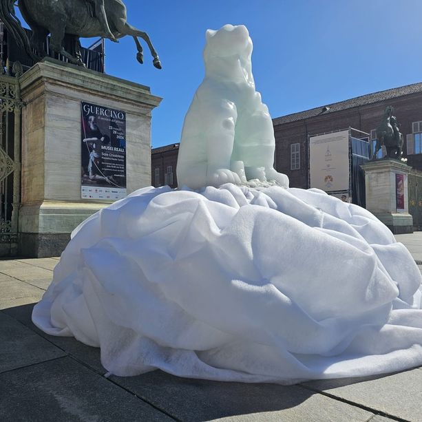 Un orso di ghiaccio da una tonnellata si scioglie sotto il sole di piazza Castello [FOTO e VIDEO]