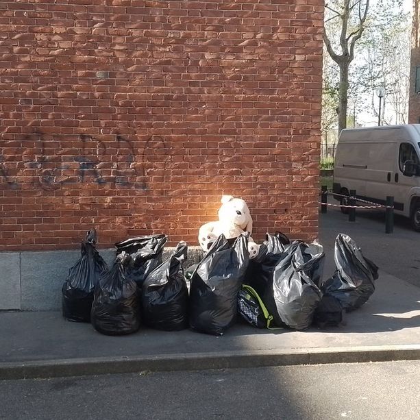 Conclusa l'operazione in via Scarsellini: sgomberati tutti gli 8 alloggi Atc occupati. Ma c'è chi segnala nuovi casi in via Artom [FOTO]
