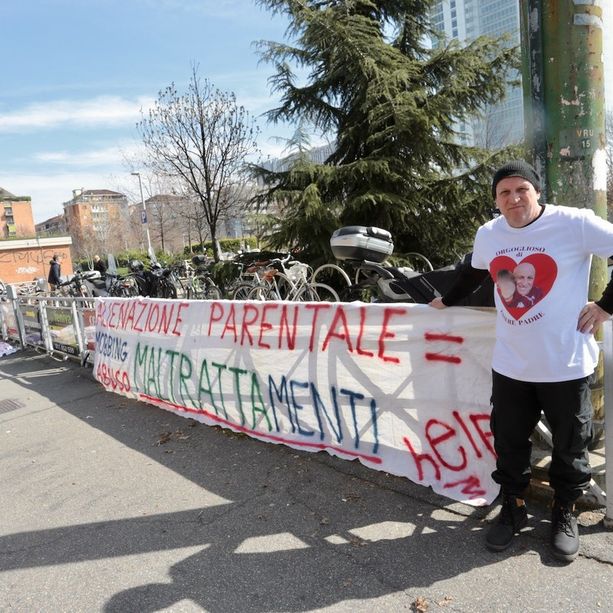 Davanti al Tribunale nel giorno dei papà: &quot;Non sento mia figlia da mesi. Dov’è la Giustizia?&quot;
