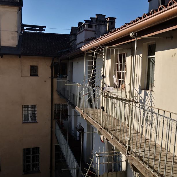 E' morta la bimba di 3 anni caduta dal quarto piano in via Milano [VIDEO]