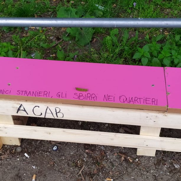 Prosegue la “guerra delle panchine” in Lungo Dora Firenze: scritte contro la polizia, il presidente Deri e Willie Peyote