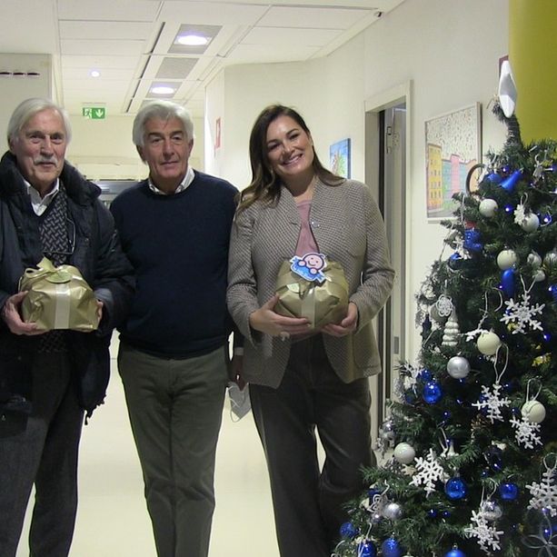 Alena Seredova all'Ospedale Sant'Anna per il tradizionale taglio del Panettone Solidale: &quot;Abbiamo bisogno di tutti voi&quot;