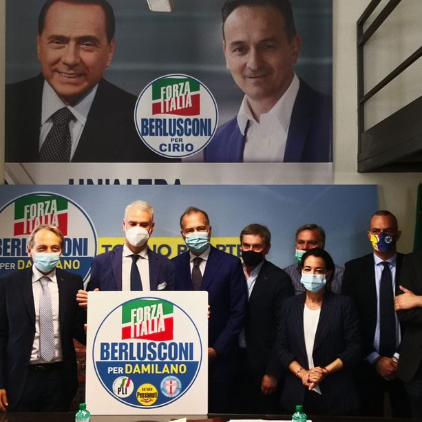 Comunali, Berlusconi a Damilano: &quot;A Torino serve sindaco di cdx dopo 28 anni. Giri per la città&quot; (VIDEO)