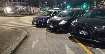 Parcheggi selvaggi e segnaletica mancante: la Circoscrizione 6 chiede aiuto alla città, dopo le denunce dei residenti