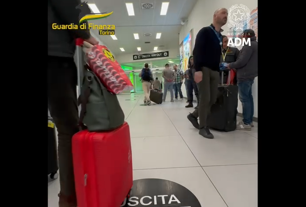 Sequestro record di droga all'aeroporto di Caselle: una donna peruviana aveva 16 chili di cocaina nel bagaglio