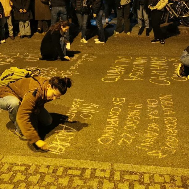 Il movimento &quot;Non una di meno&quot; sotto la residenza Borsellino per dire &quot;basta&quot; alla violenza sulle donne [FOTO]