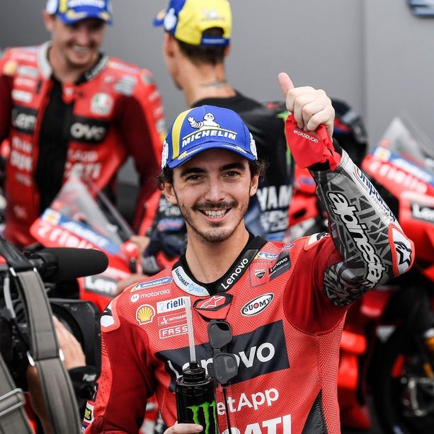 L'erede di Valentino Rossi arriva da Chivasso, Pecco Bagnaia nuovo re della MotoGp. La festa in piazza D'Armi [VIDEO]
