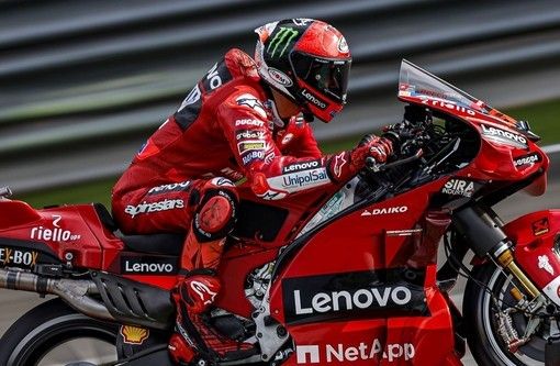Pecco Bagnaia c'è: il pilota chivassese della Ducati è ancora il re della MotoGp