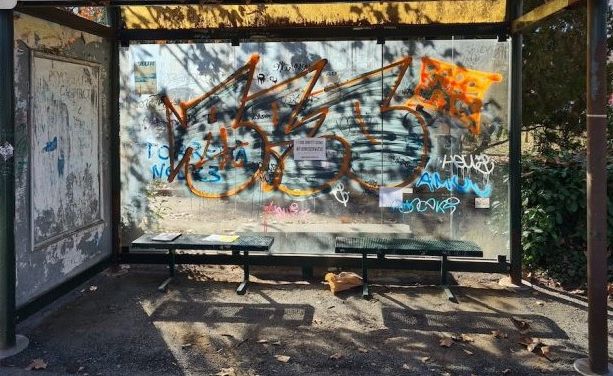 Da corso Grosseto a Settembrini, è boom di atti vandalici contro le pensiline bus: &quot;Vetri rotti da ragazzi&quot;
