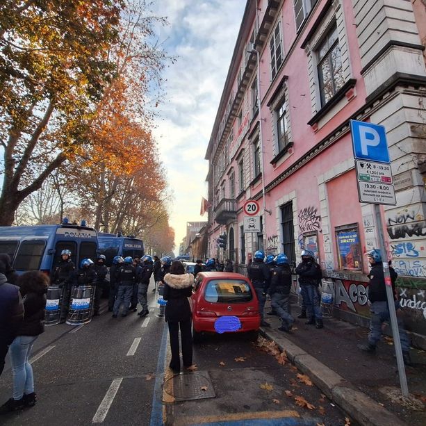 Fari puntati su Askatasuna: blitz all'alba nel centro sociale da parte di Polizia, Asl e vigili del fuoco