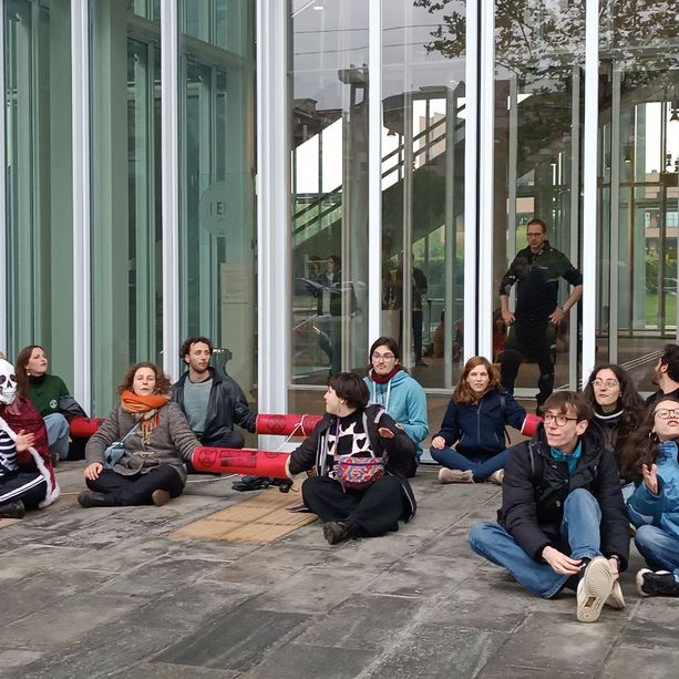 Nuova protesta degli Extinction Rebellion, occupata la hall del grattacielo di Intesa Sanpaolo