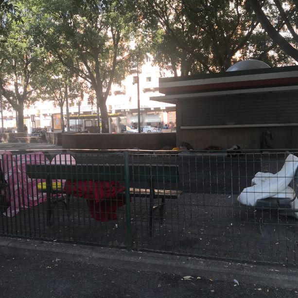 Il giardino di via Montanaro tra scivoli e spaccio: l'area giochi vissuta sia dai bambini che dai delinquenti