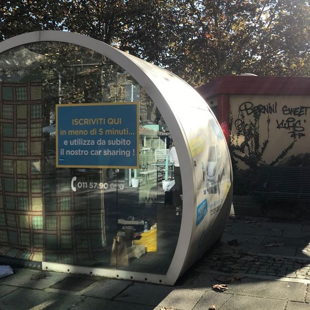 Da sede del car sharing a casa di un senzatetto: la trasformazione che fa riflettere in piazza Bernini [FOTO]