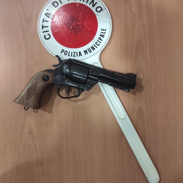 Maltratta la compagna: i carabinieri gli sequestrano anche una pistola rubata [VIDEO]