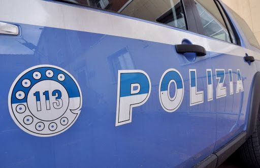 Uomo di 52 anni trovato morto in auto, ucciso da un colpo di arma da fuoco