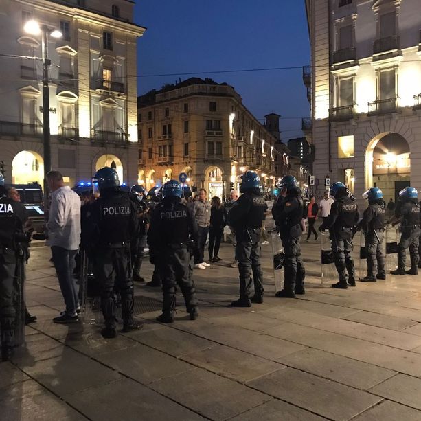“Assassina, ci hai tradito”: i No Green Pass contestano Giorgia Meloni a Torino, schierata la polizia [FOTO e VIDEO]