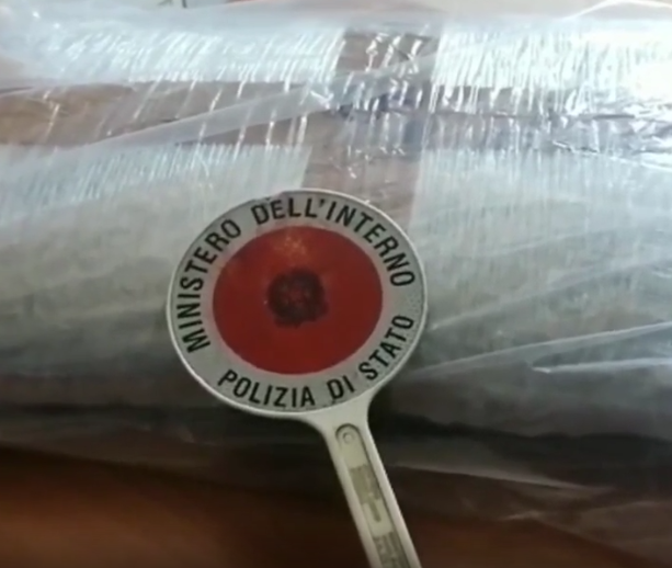 Lo bloccano mentre sta traslocando a casa della fidanzata: il giro successivo avrebbe spostato 5,5 chili di marijuana [VIDEO]
