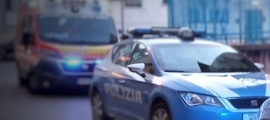 Cade e batte la testa mentre fa le pulizie sul balcone: tragedia in via Mattie