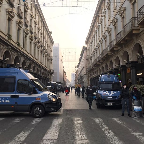 Torino &quot;zona rossa&quot;, controlli della polizia: fermate 312 persone, 37 multe