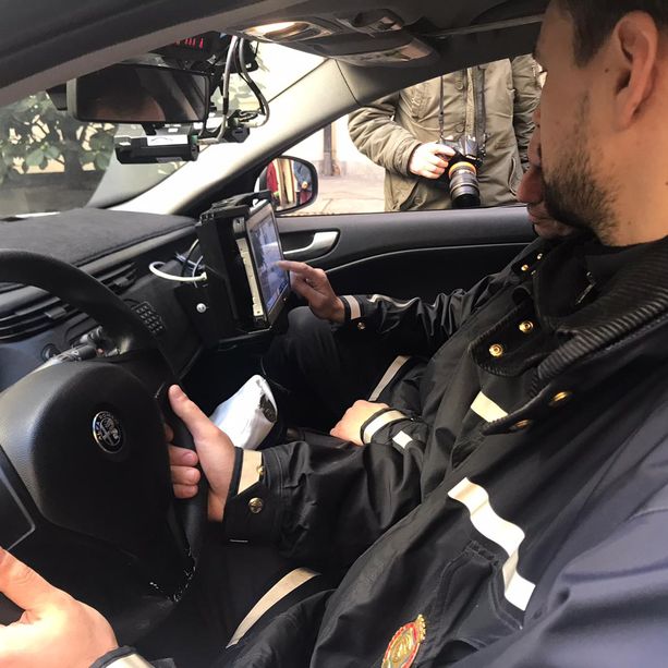 La polizia municipale presenta l’auto &quot;anti furbetti&quot;: la visuale a 360° accerterà ogni tipo di violazione [VIDEO]