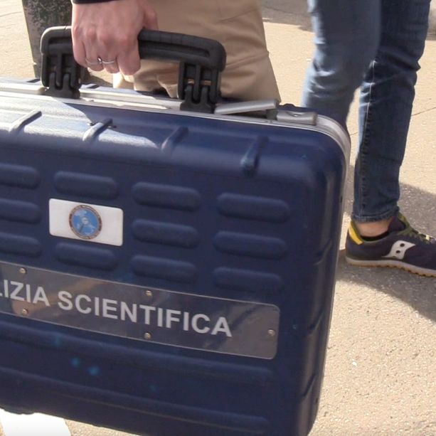 Sette colpi di pistola contro la saracinesca: paura a Barriera di Milano