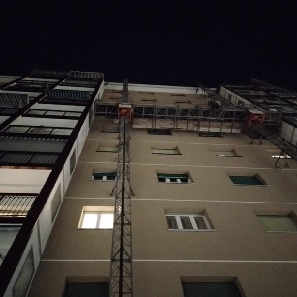 Cade da una gru e muore, tragedia sul lavoro a Rivoli
