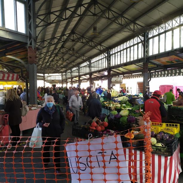 Mercato pieno e Balon deserto: così Porta Palazzo e Borgo Dora affrontano il nuovo lockdown [FOTO e VIDEO]