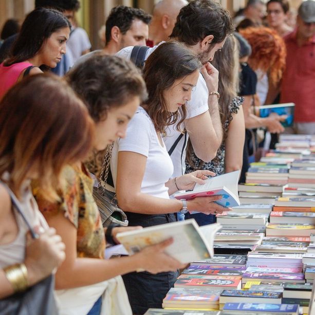 Portici di Carta 2024: torna la libreria all’aperto più grande d’Italia con due km di espositori nel salotto della città