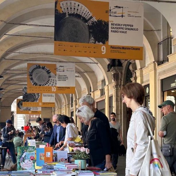 Portici di carta, un weekend a caccia di libri: fino a domani torna la biblioteca a cielo aperto in centro città [FOTO]