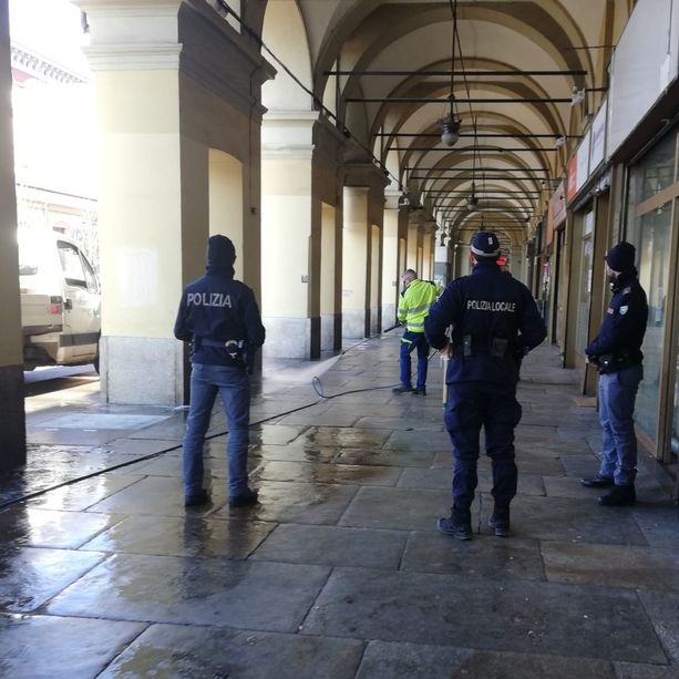 Stop alla droga, blitz della polizia sotto i portici di via Nizza: due arresti
