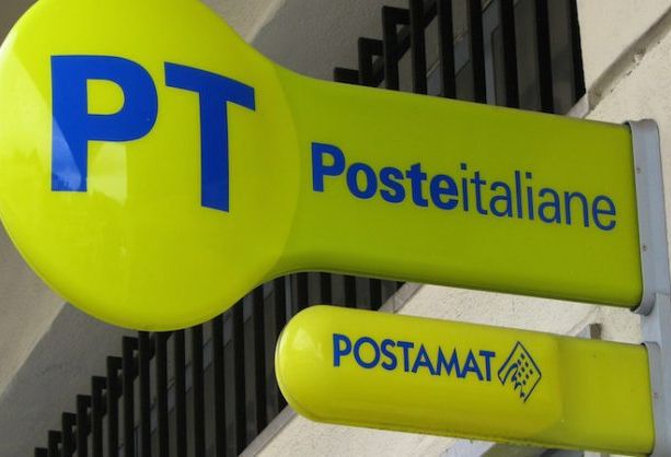 Pacco con un liquido sospetto all'ufficio postale: in 6 accusano un malore