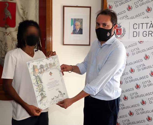 Grugliasco, festa in Comune per il giovane Jamir, che ha soccorso una donna in difficoltà