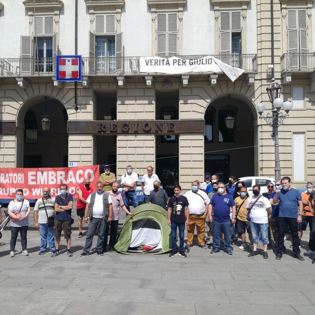 Embraco, gli operai tornano nella tenda in piazza Castello: &quot;Multinazionali e delocalizzazioni, mai più casi come il nostro&quot;