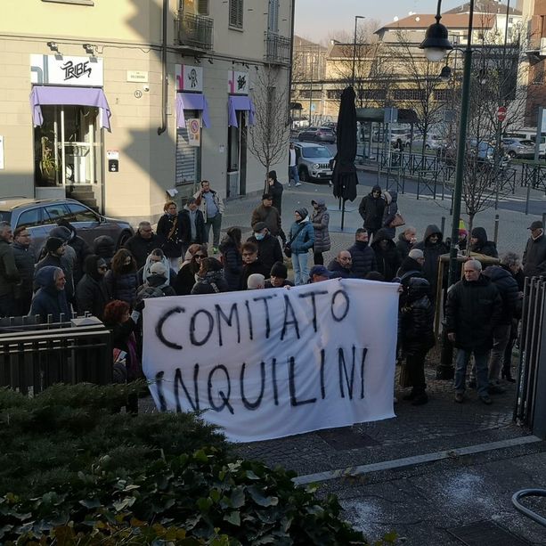 Fino a 4mila euro di bollette vecchie nelle case popolari di Torino: protesta sotto Atc