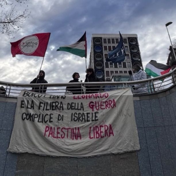 Sagome bianche con sangue finto: protesta Pro Palestina davanti a Leonardo