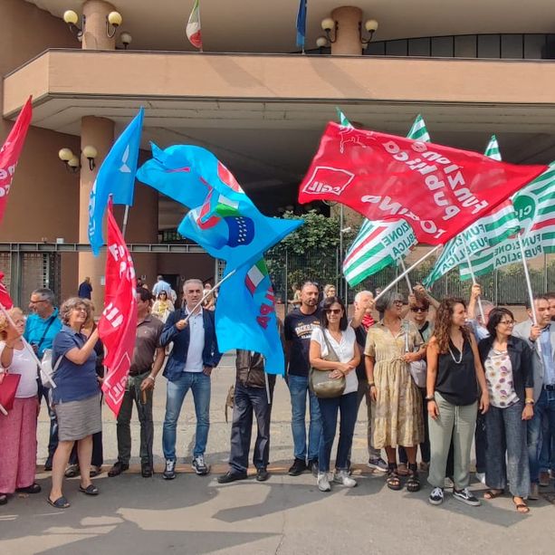 Più di 100 dipendenti del Palagiustizia manifestano davanti all'ingresso di via Falcone: &quot;Il Ministero si dimentica di noi&quot;