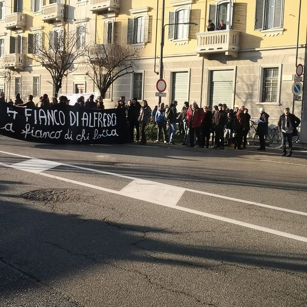 &quot;A fianco di Alfredo&quot;, protesta degli anarchici davanti all'Amministrazione Penitenziaria: traffico deviato su corso Belgio