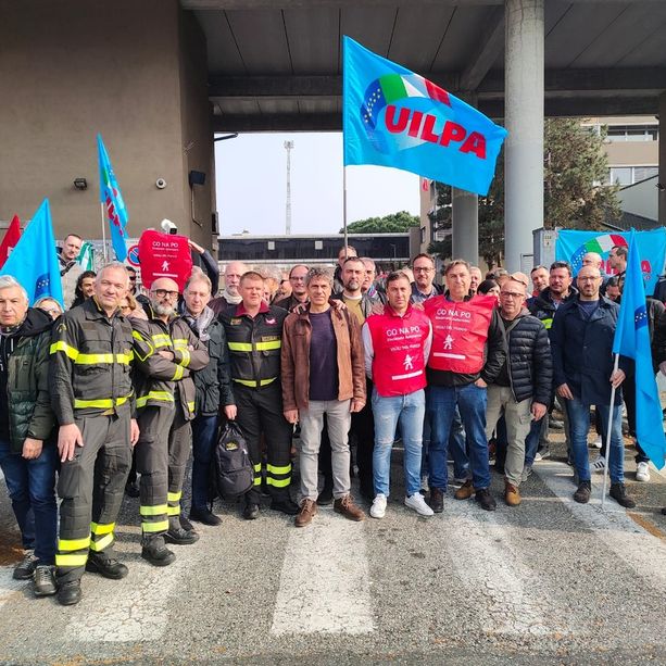 I vigili del fuoco presidiano la sede di Corso Regina: &quot;Siamo sotto organico, servono 150 operatori&quot;